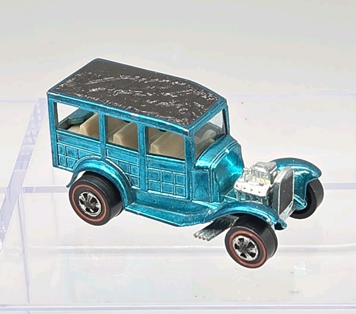 Hot Wheels Redline 1969 Classic Ford Woody US Aqua