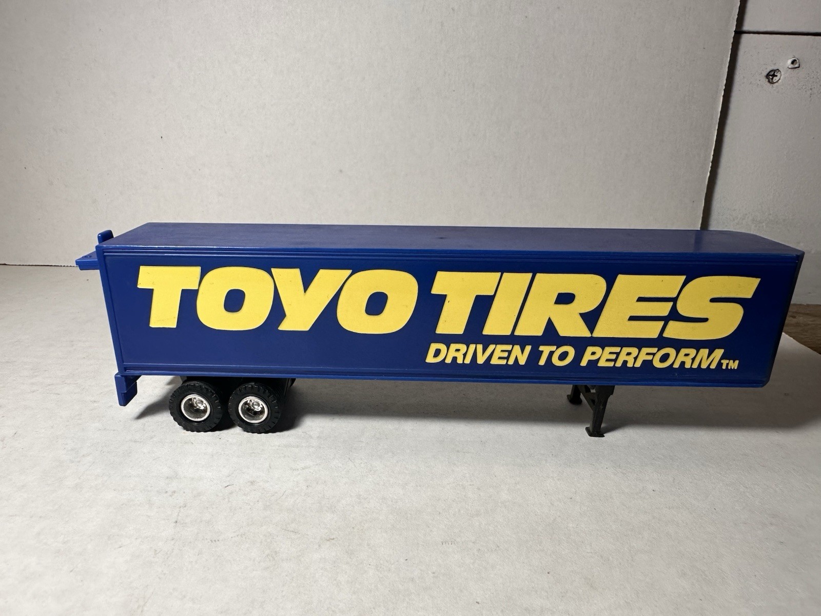 Road Champs International Toyo Tires Tractor Trailer Delivery Truck 1:64 12″
