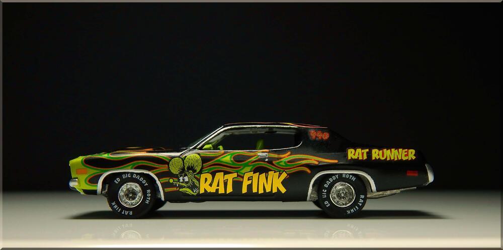 Auto World Plymouth Road Runner 1974 Rat Fink 1/64