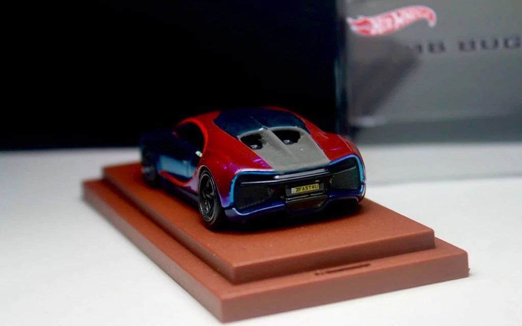 Hot Wheels ’16 Bugatti Chiron Blue/Pink Spectraflame Custom w/ Display Case