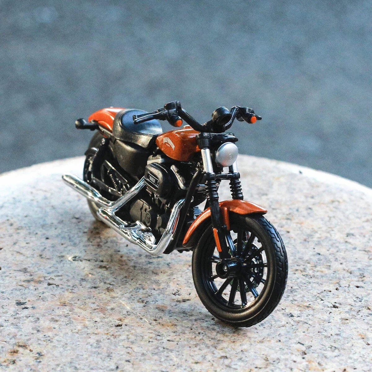 Maisto 1:18 Harley Davidson Sportster Iron 883 Diecast Alloy Classic Motorcycle