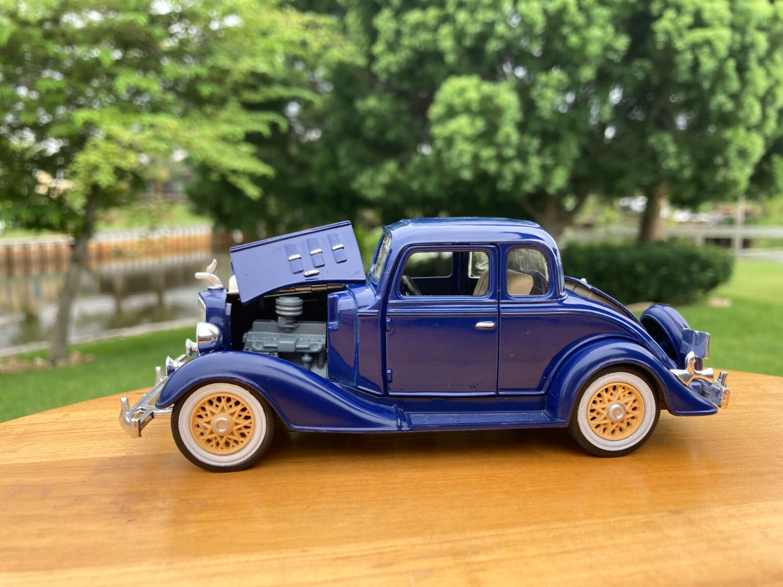 1933 Chevrolet Eagle Two Passenger Five Window Coupe 1:32 Diecast Blue