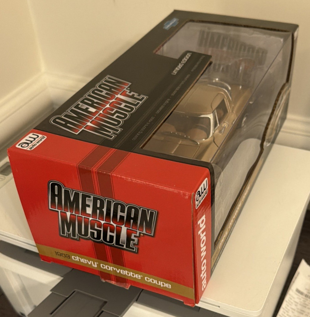 AW 1:18 AUTO WORLD- 1961 CHEVY CORVETTE COUPE DIE-CAST METAL