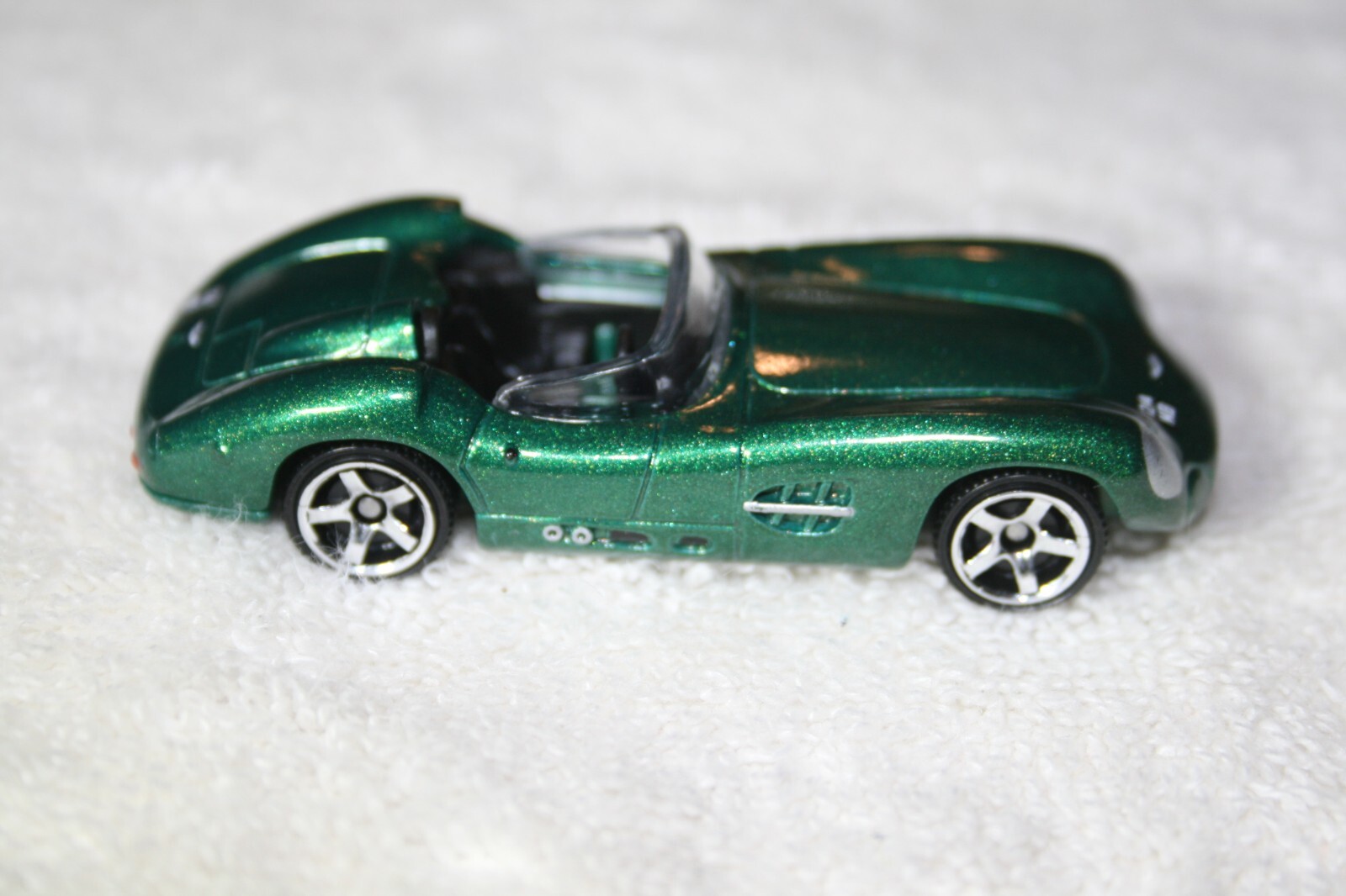 NEW MATCHBOX 1956 DARK GREEN METALLIC ASTON MARTIN DBR1 – 5 SPOKE CHROME WHEELS