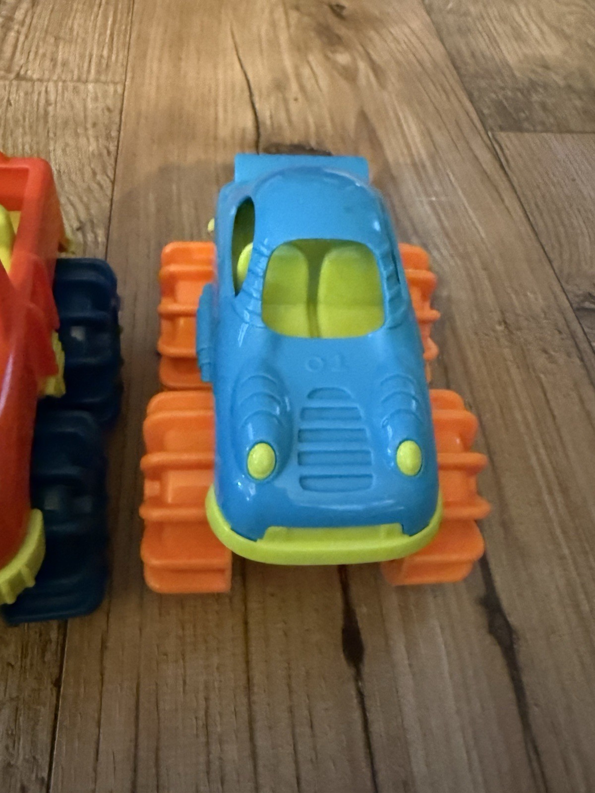 Battat Lot of 4 Multicolor Toy Cars w/ Treaded Wheels Green Yellow Red Blue