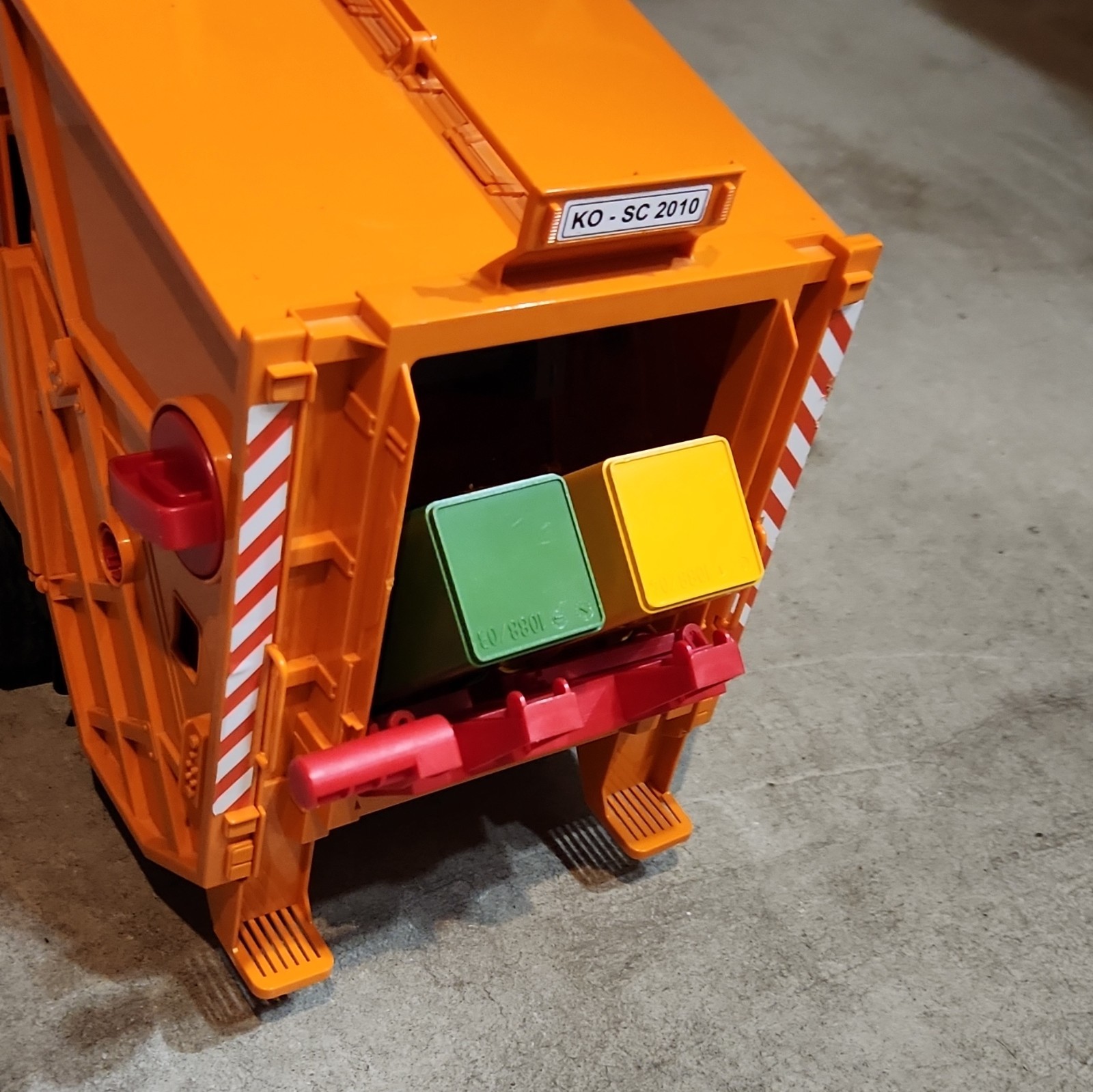 Bruder 1:16 Scania R-Series Garbage Truck Orange/Gray Plastic Opening Doors