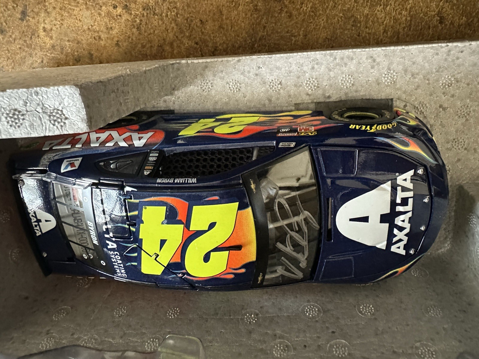 Lionel Racing 1:24 William Byron #24 Axalta 2018 Camaro Diecast Autographed