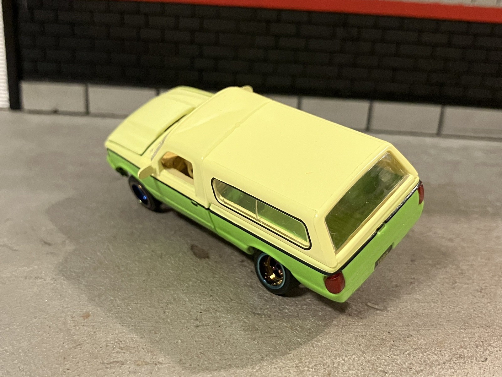 1995 Ford Ranger Lowrider 1/64 Scale Custom M2 Machines Diecast Car 3 Wheel Pose