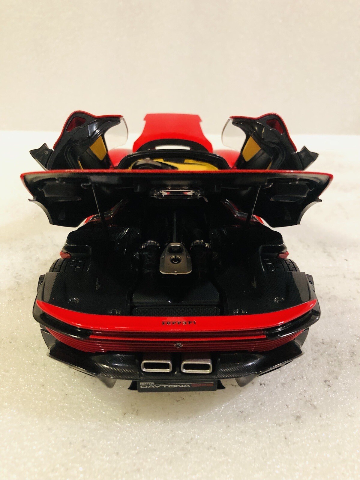 1/18 Bburago Ferrari Daytona SP3 Rosso Corsa Spider Closed Version Signature