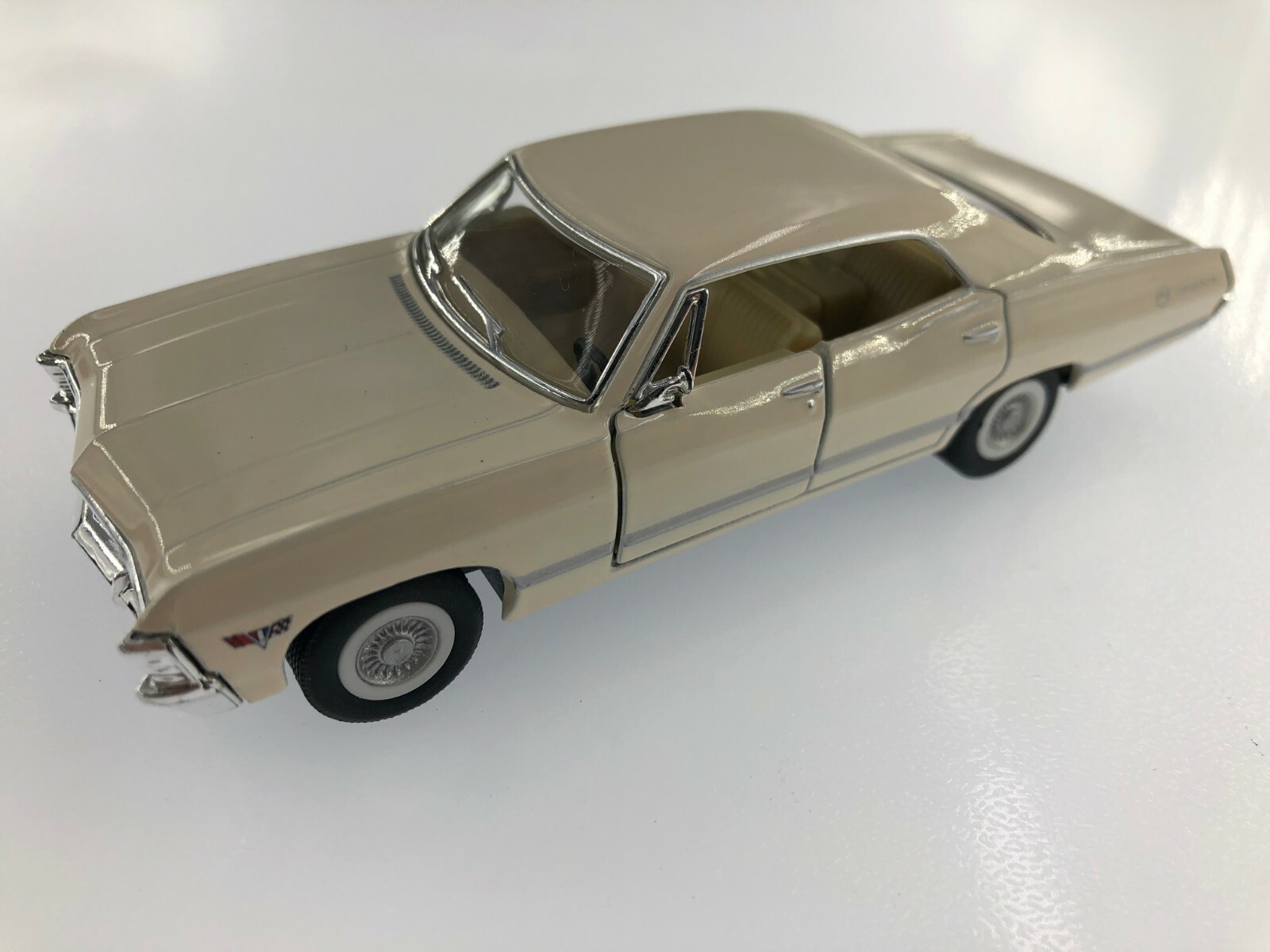 5″ Kinsmart Chevy 1967 Chevrolet Impala Diecast Model Toy Car 1:43 Cream