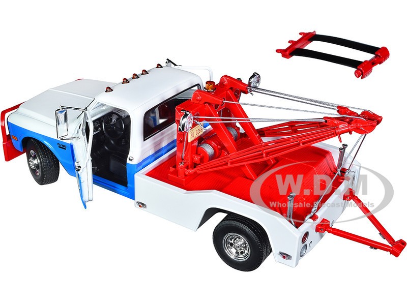 1969 CHEVROLET C-30 DUALLY TOW TRUCK “HAZZARD COUNTY” 1/18 BY GREENLIGHT 13622