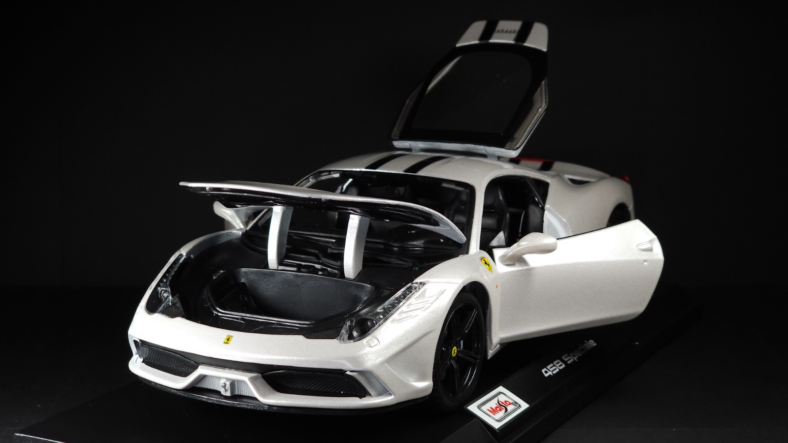 458 Speciale 1:18 Maisto Exclusive Style Special Edition – White