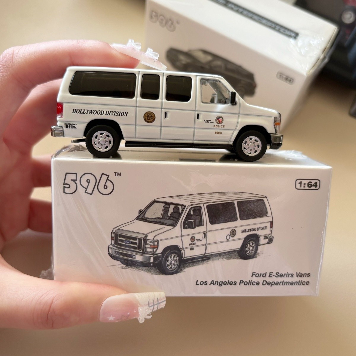 596 Model 1:64 Ford E-Series E350 Super Duty LAPD Hollywood Division