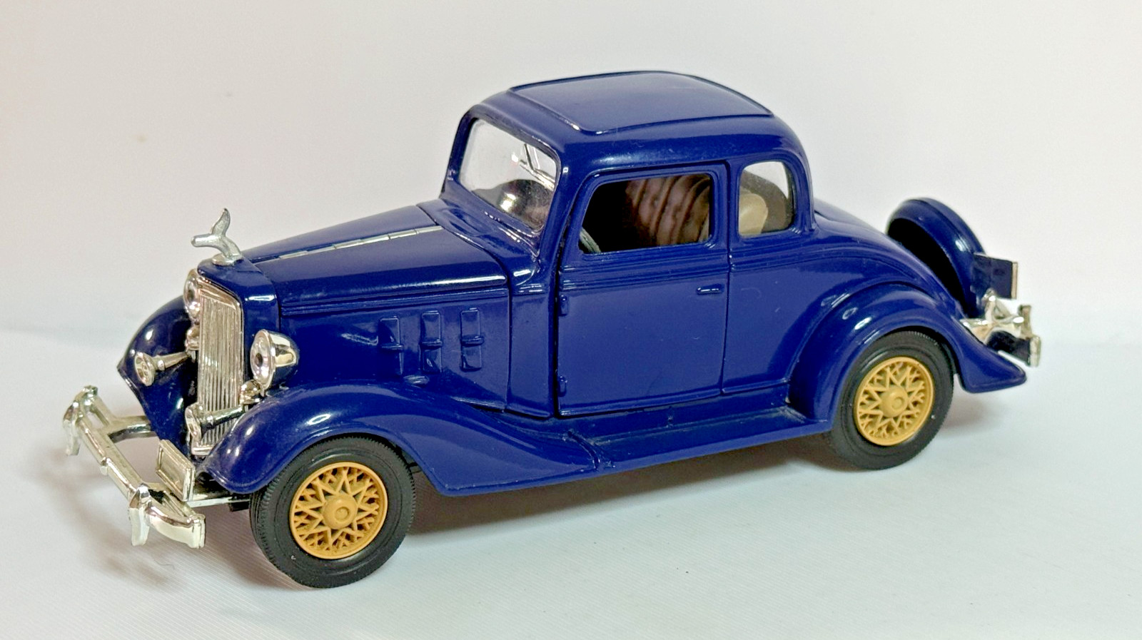 1933 Chevrolet Eagle Two Passenger Five Window Coupe Diecast Car Blue 1:32