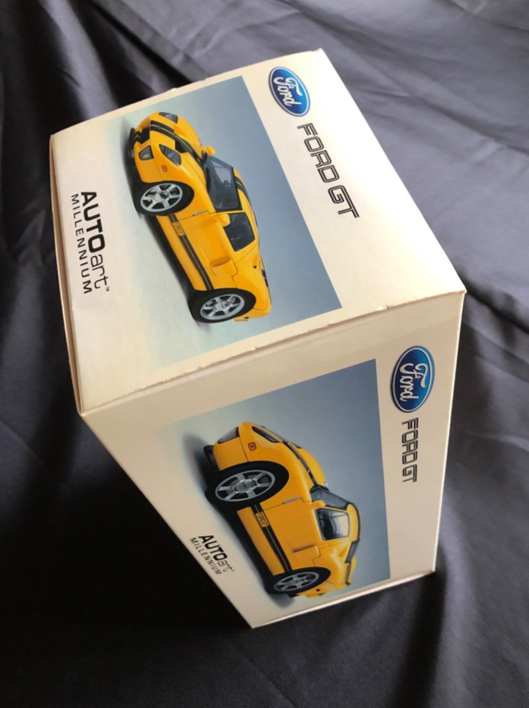 AUTO art Millennium 2004 Ford GT Yellow w/Black Stripes *NIB* 1:18
