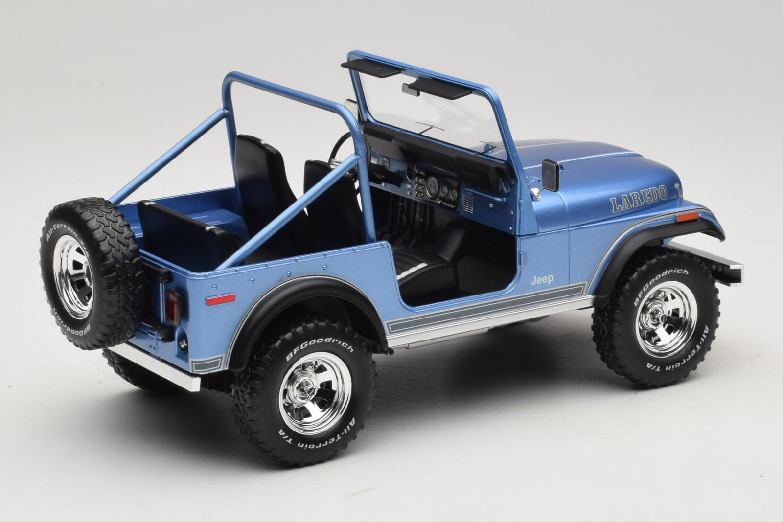 Jeep CJ-7 Laredo Blue 1:18 MCG | MCG18553