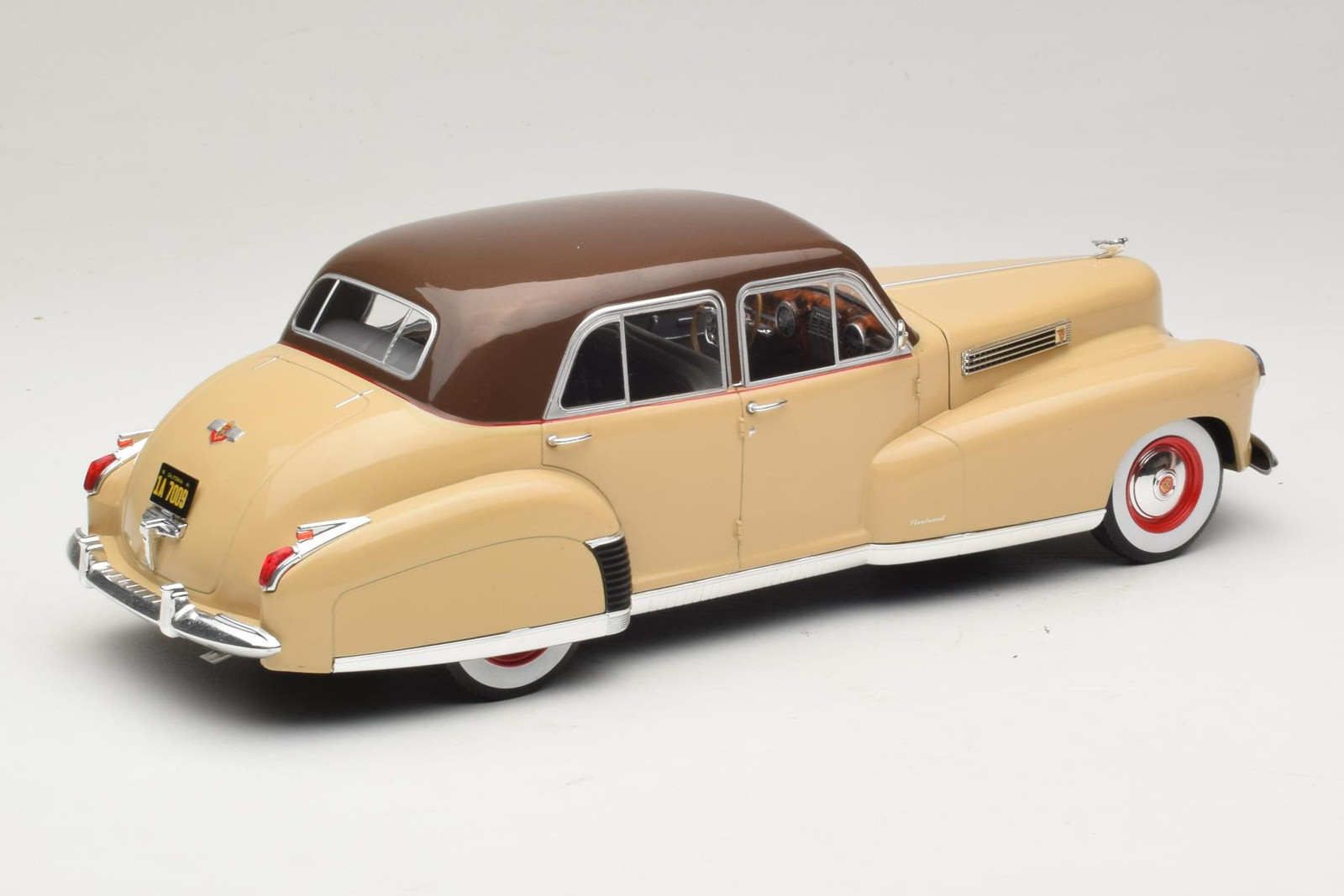Cadillac Fleetwood Series 60 Special 1:18 Beige MCG | MCG18656