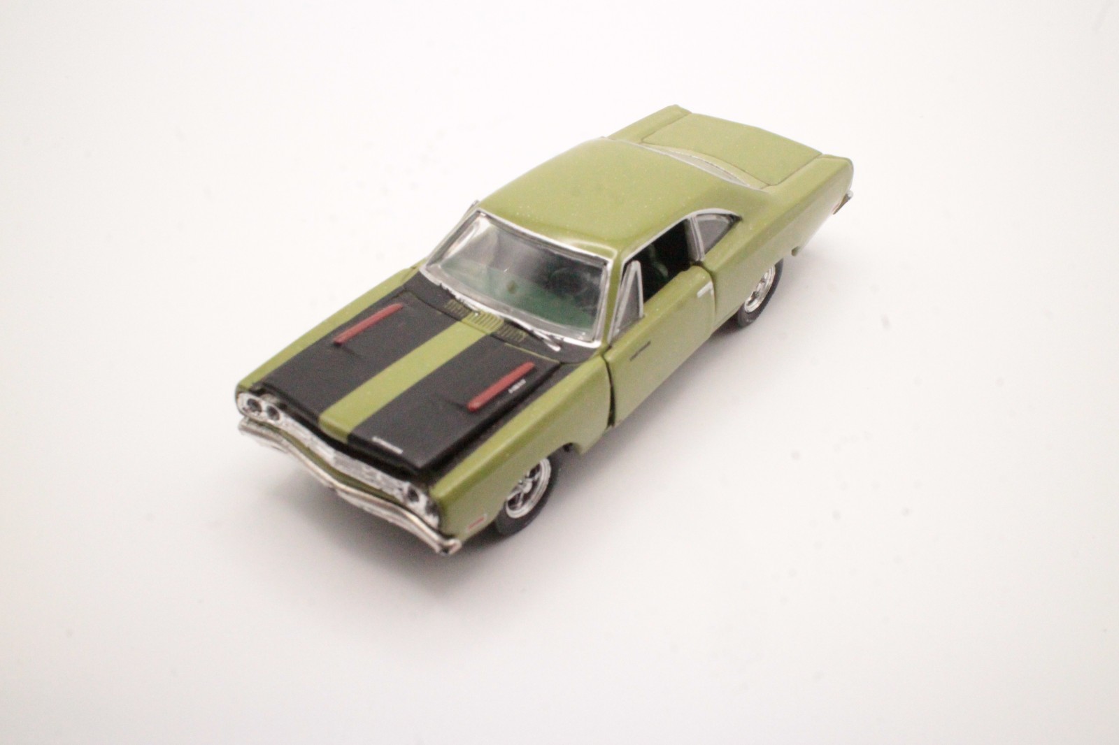 M2 Machines 1969 Plymouth Road Runner F8 Ivy Green Black Stripes 1:64 Loose