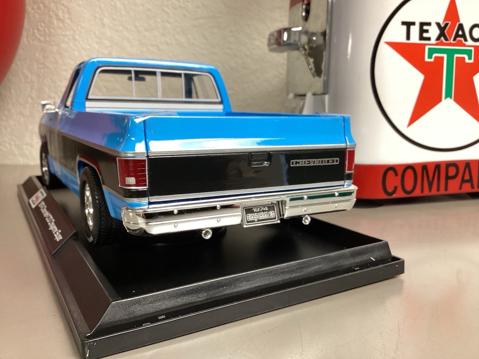 Maisto 1974 Chevrolet C/10 Cheyenne Super 1:18 Scale Special Edition Diecast