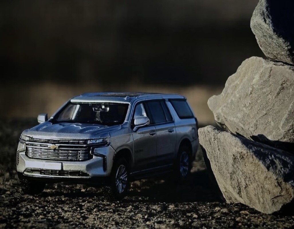 Masdi 1:64 Scale Silver Suburban Full Size SUV Die Cast Model Car – High-quality