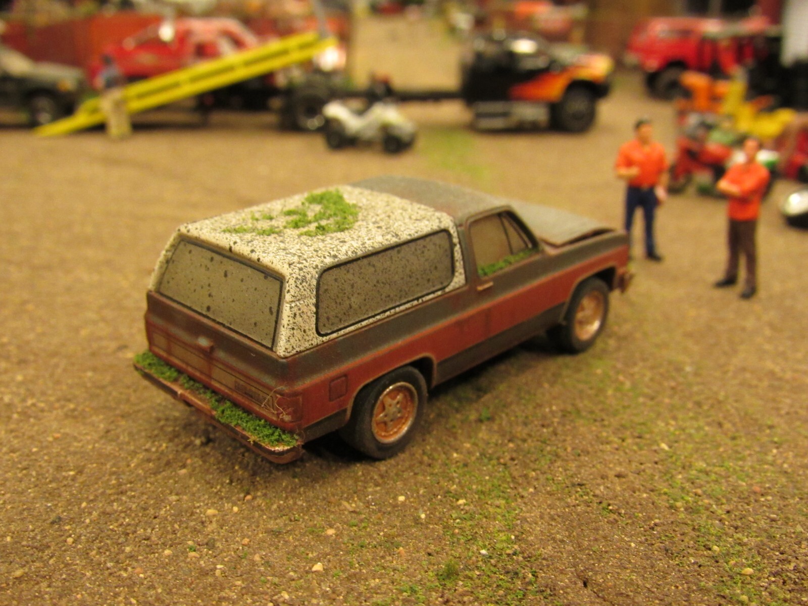 CUSTOM BUILT WEATHERED RUSTY JUNK PARTS YARD 1980’s CHEVY K5 BLAZER 4X4 1:64/
