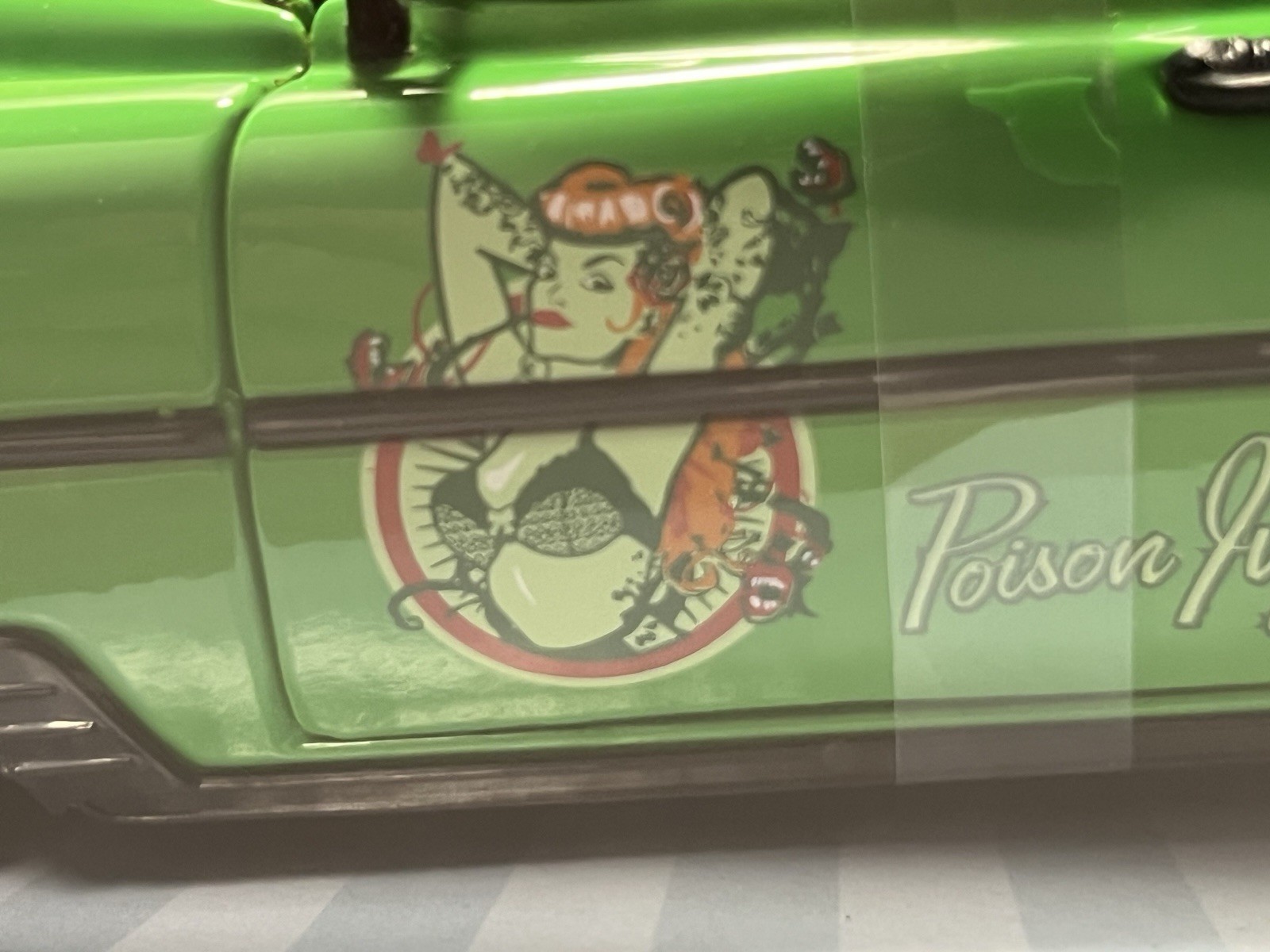 DC Comics Bombshells Poison Ivy & 1953 Chevy Bel Air 1:24 Die Cast Collectible