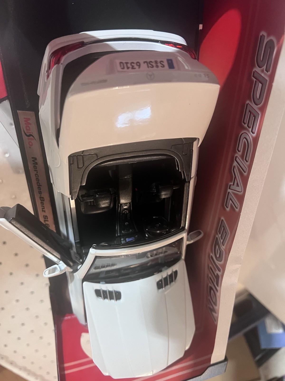 Maisto Special Edition 1:18 Mercedes-Benz SL63 AMG White Opening Doors