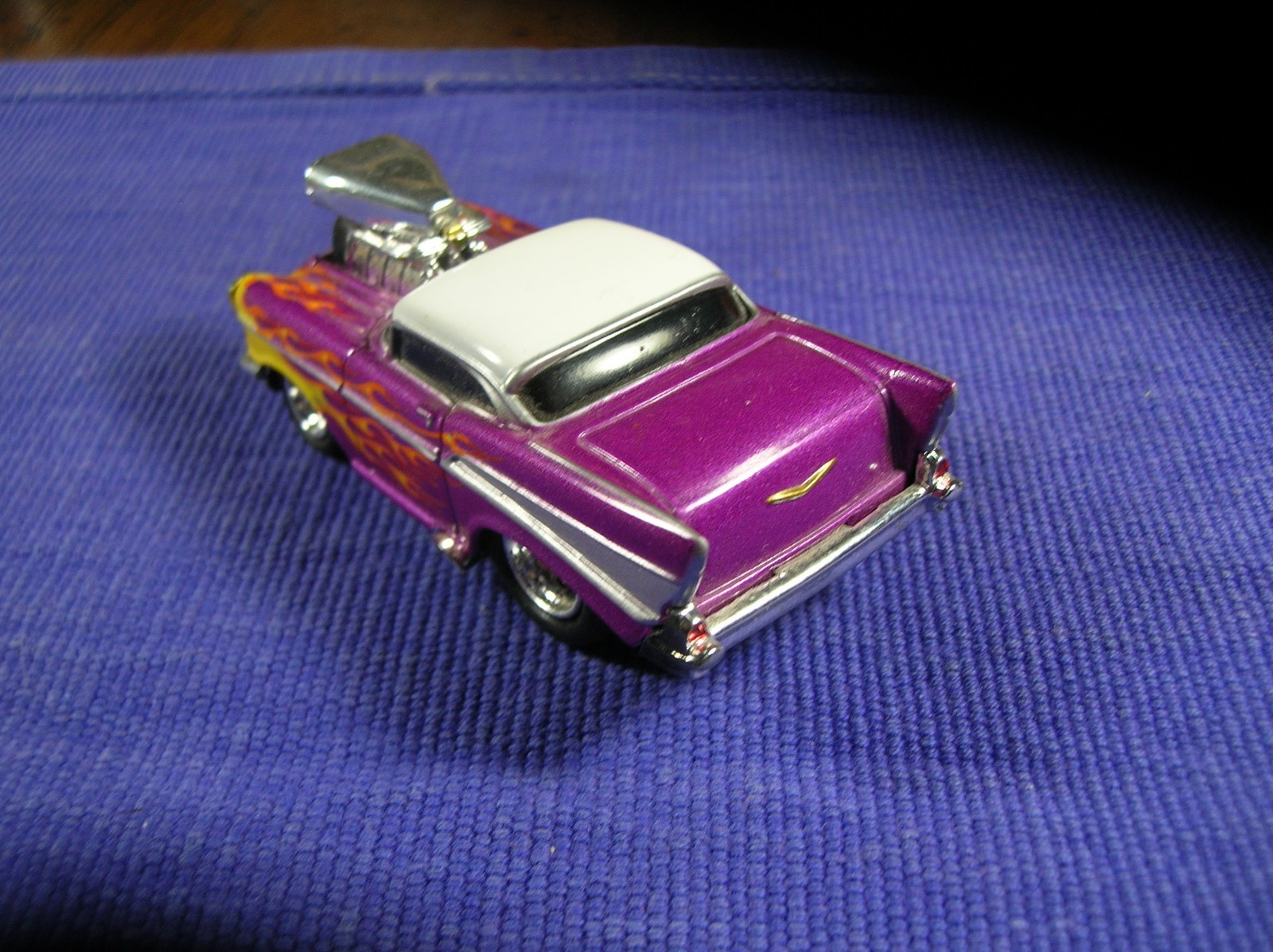 Muscle Machines 57 Chevy Bel Air Purple/White w/Flames 1957 Chevy 3″ long
