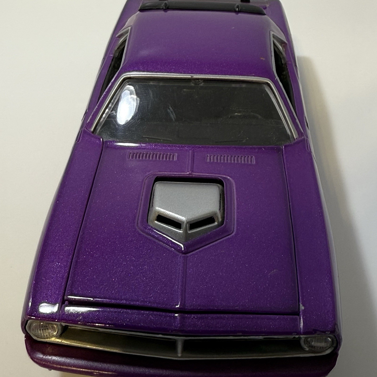 Johnny Lightning 1:24 1970 Plymouth HEMI Barracuda Purple Die‑Cast