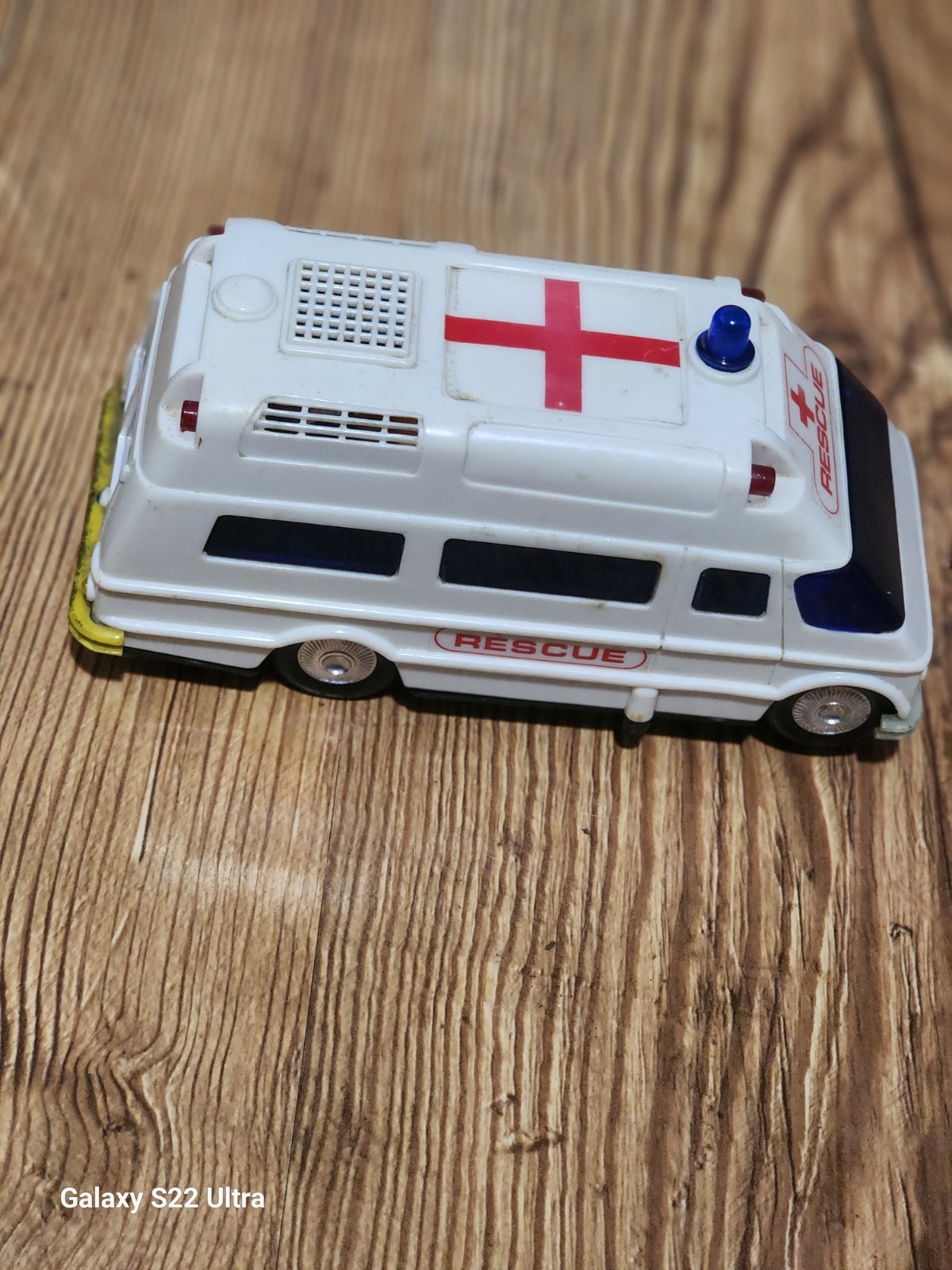 Universal Associated 1976 White Rescue Ambulance Van Red Cross Light