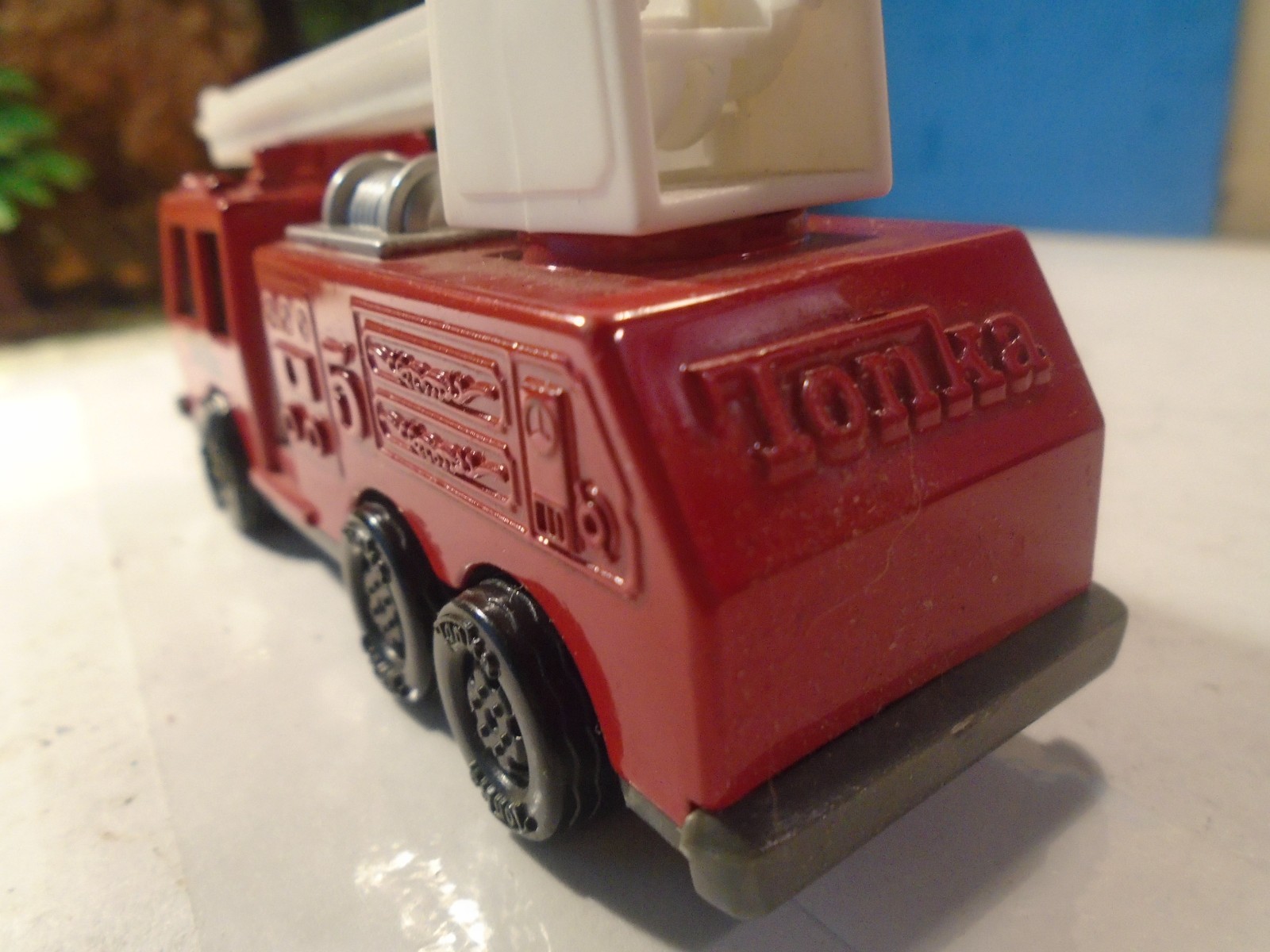 TONKA 1/64 SCALE RED DIECAST FIRE AIRAL LADDER TRUCK 1-185-1