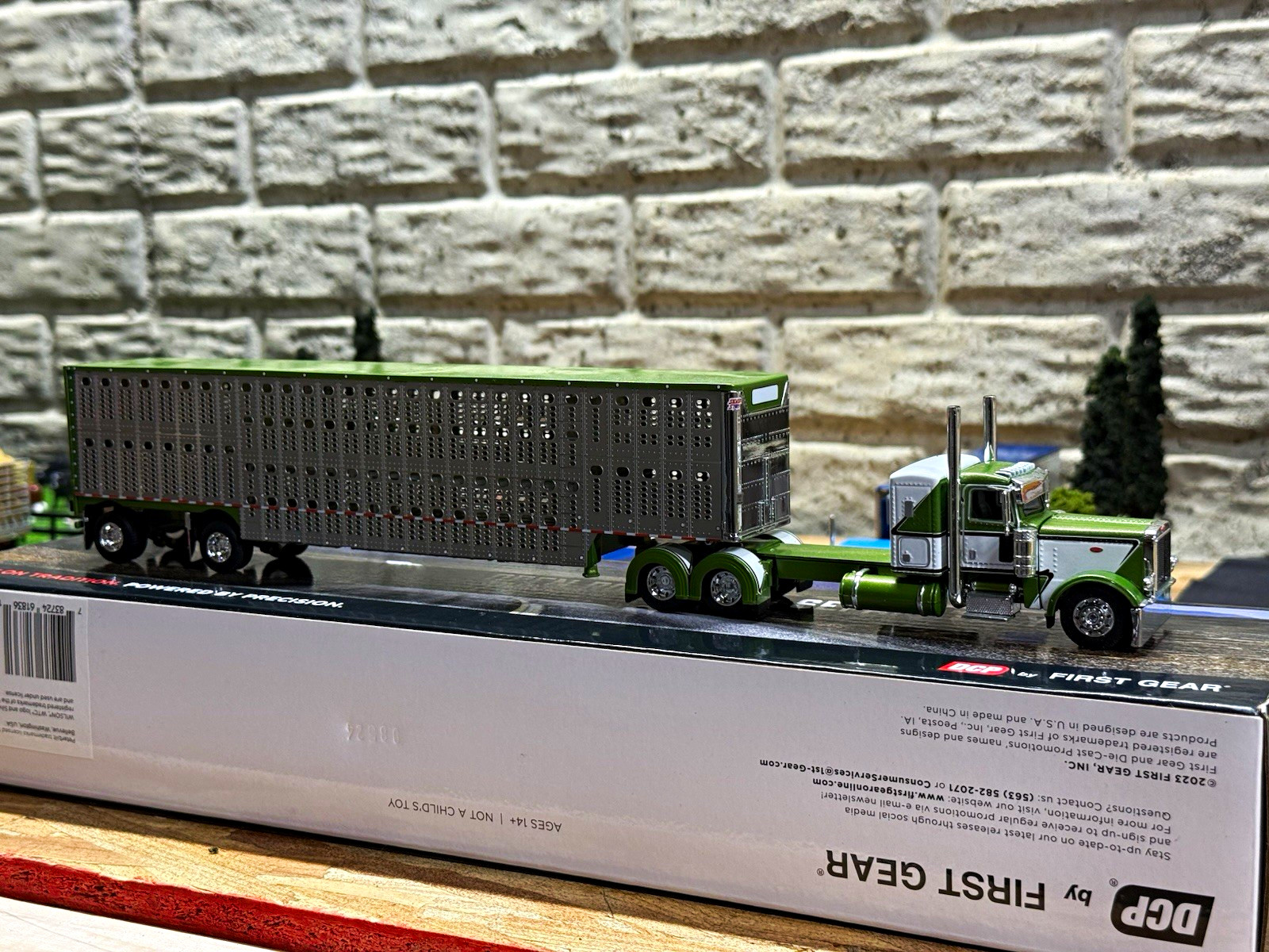DCP by First Gear 2023 Peterbilt 379 1:64 Diecast Semi w/ Livestock Trailer