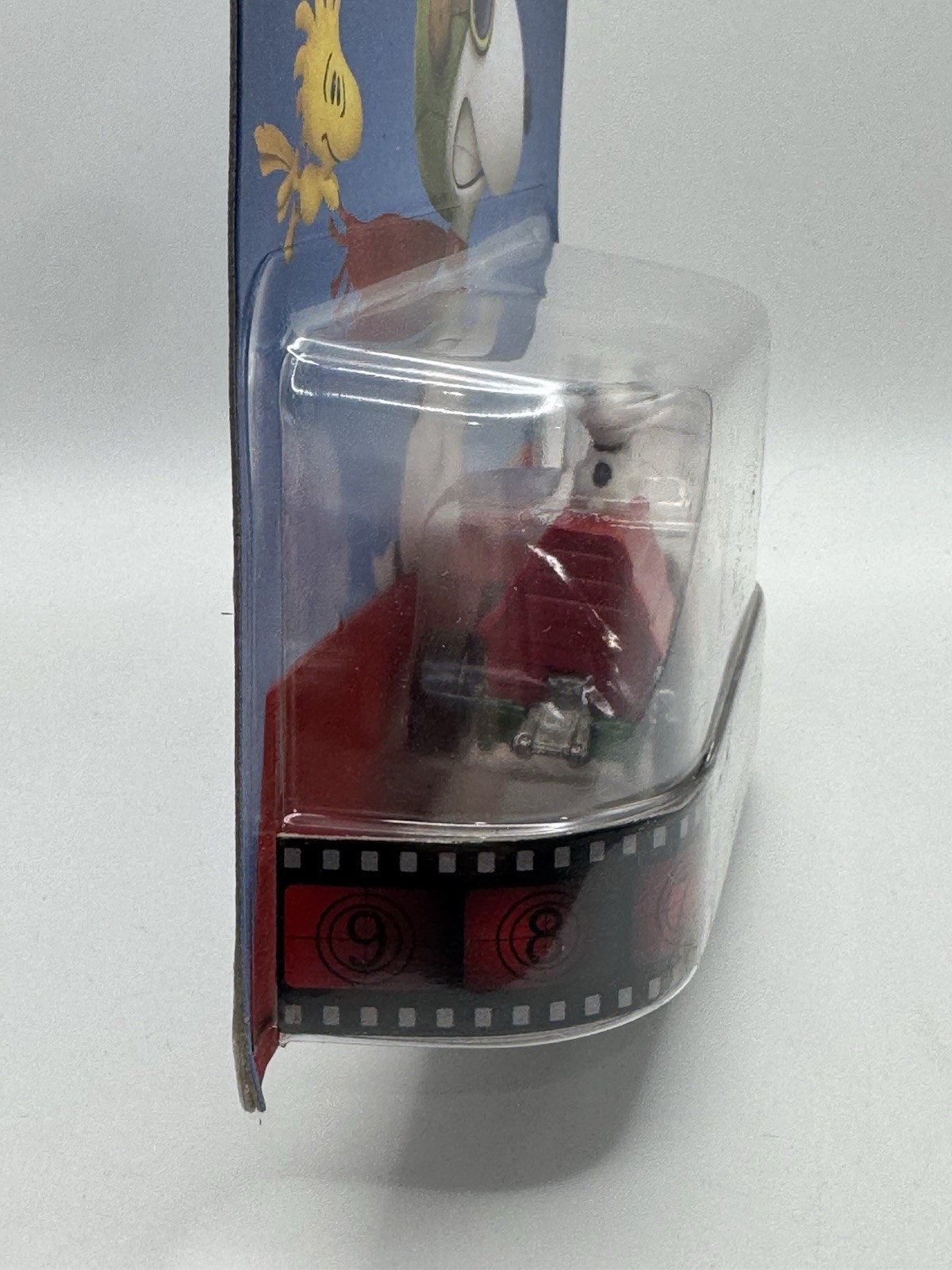 Hot Wheels Peanuts Snoopy – 1:64 Diecast Car Real Riders (READ)