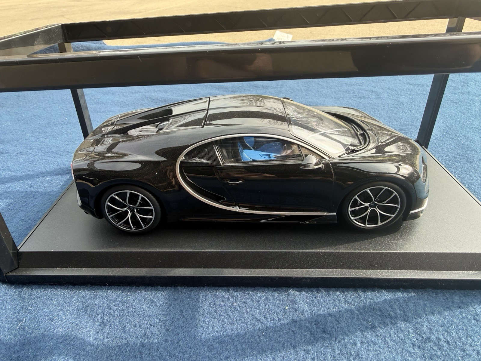 Kyosho OUSIA Bugatti Chiron 1/18 CO9548BK