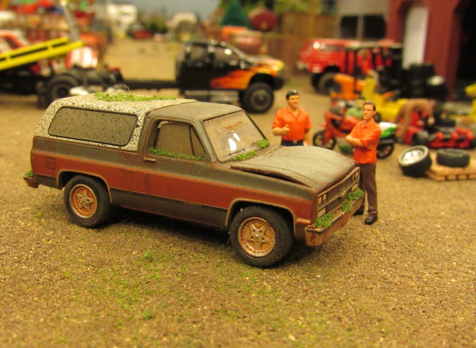 CUSTOM BUILT WEATHERED RUSTY JUNK PARTS YARD 1980’s CHEVY K5 BLAZER 4X4 1:64/