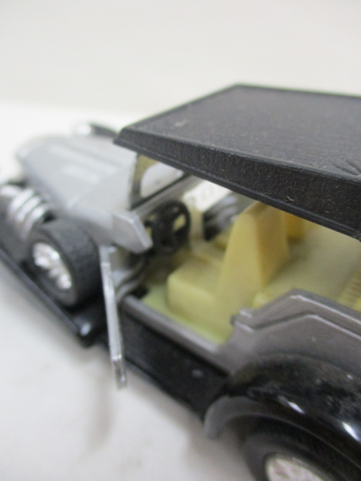 Roadster SS4711 Convertible Black & Silver Hard Top Diecast Friction Toy Car