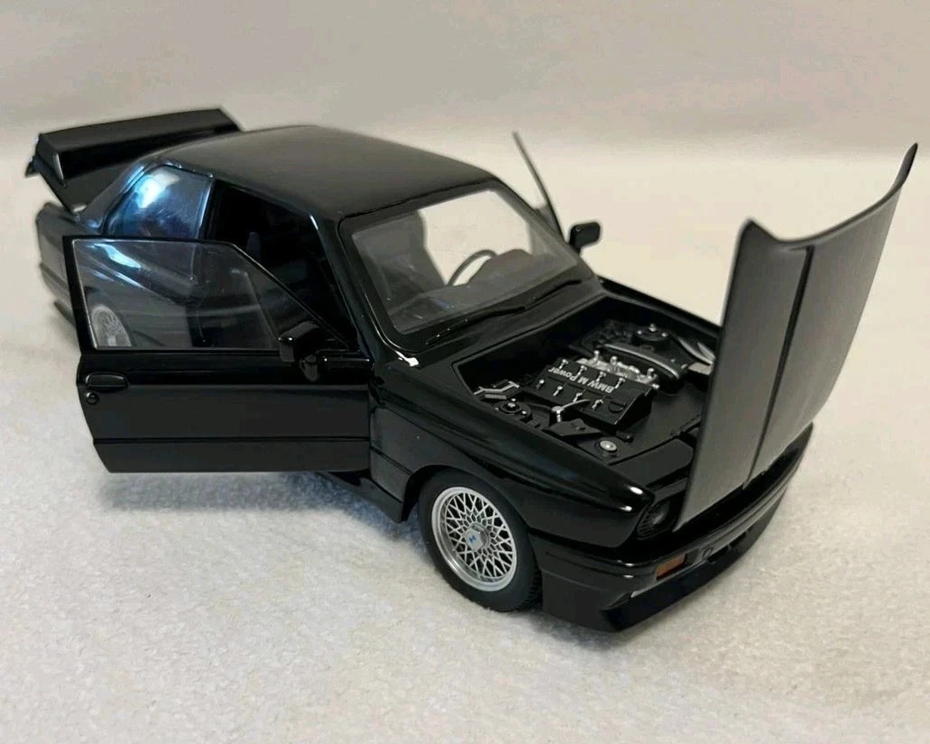 1:24 BMW M3 E30 Diecast Car Alloy Model – Sound & Light Classic Vehicle Toy Gift