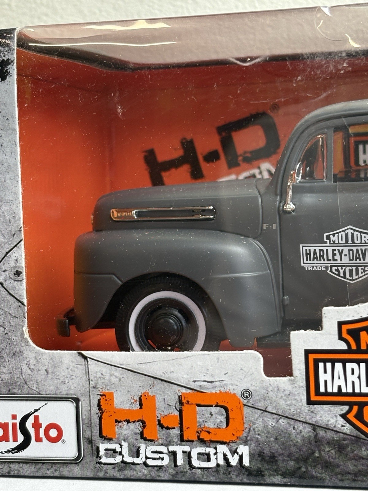 Maisto H-D Custom – 1:24 Scale Gray 48 Ford F1 & 42 WLA Flathead – Harley