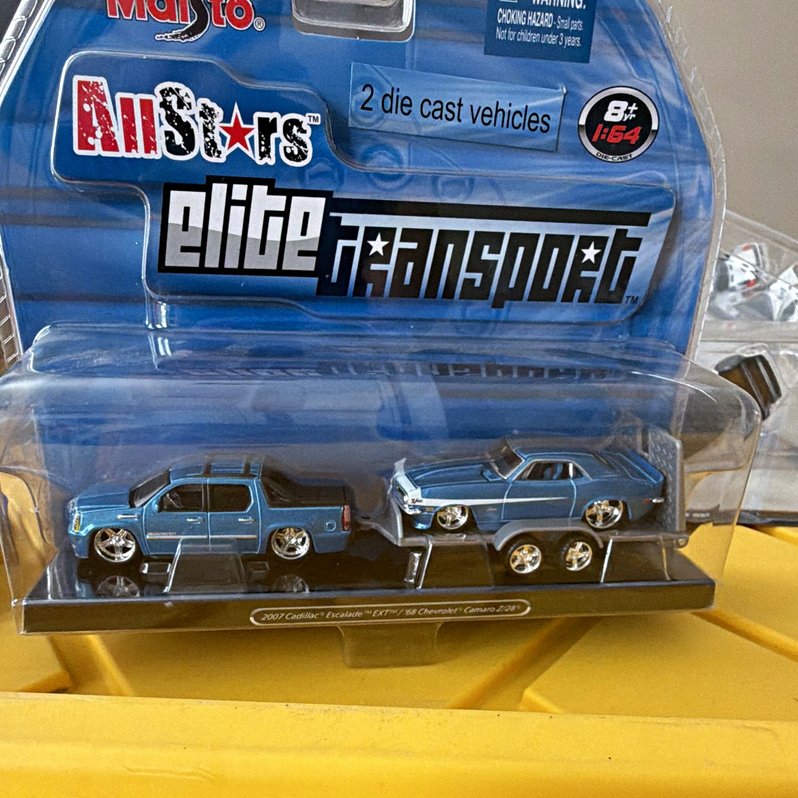 Maisto Elite Transport 1:64 Set 2007 Cadillac Escalade EXT & 1968 Camaro Z/28