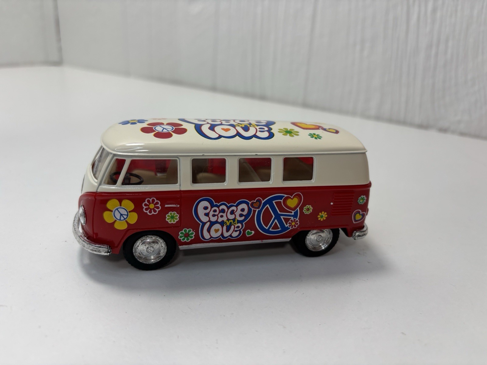 Kintoy Die-Casting 1962 5″ Red Volkswagen Peace & Love Hippie Bus 1:32 Pull & Go