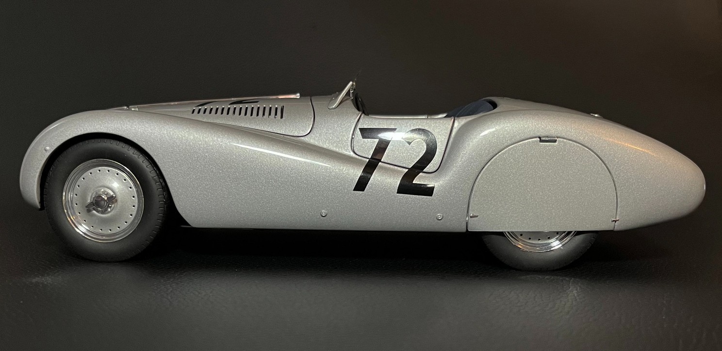 AUTOart BMW 328 Roadster #72 1938 Mille Miglia winner 1/18