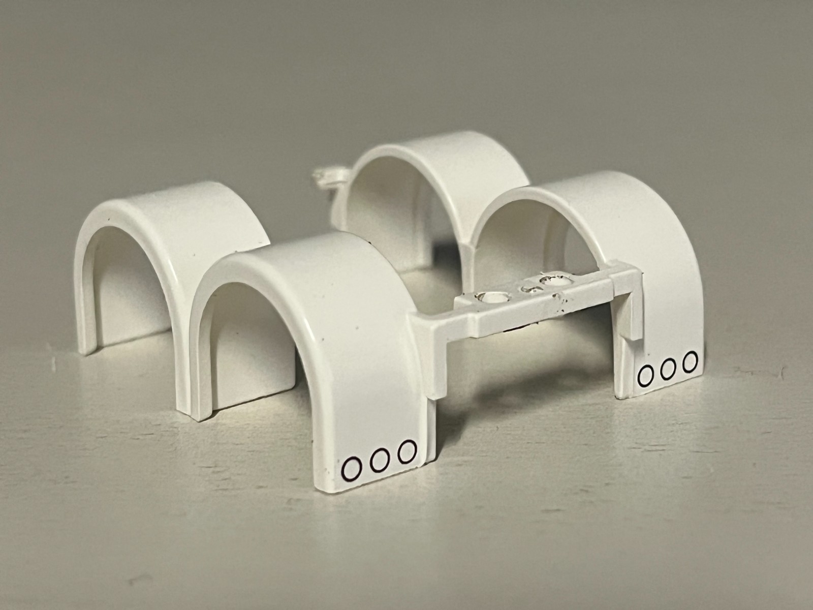 DCP 1/64 PETERBILT 359/379/389 WHITE HUMP REAR FENDERS W/6 WHITE LIGHTS