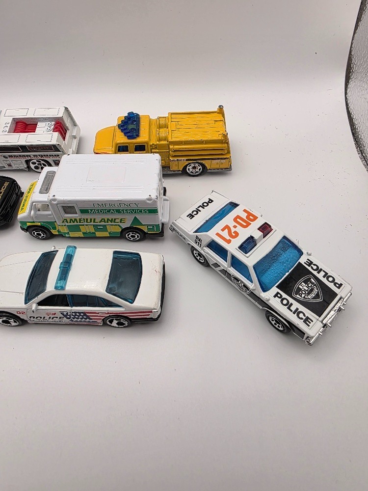 LOT OF 9 EMERGENCY VEHICLES HOT WHEELS MATCHBOX MOTORMAX POLICE (LOT 17721)