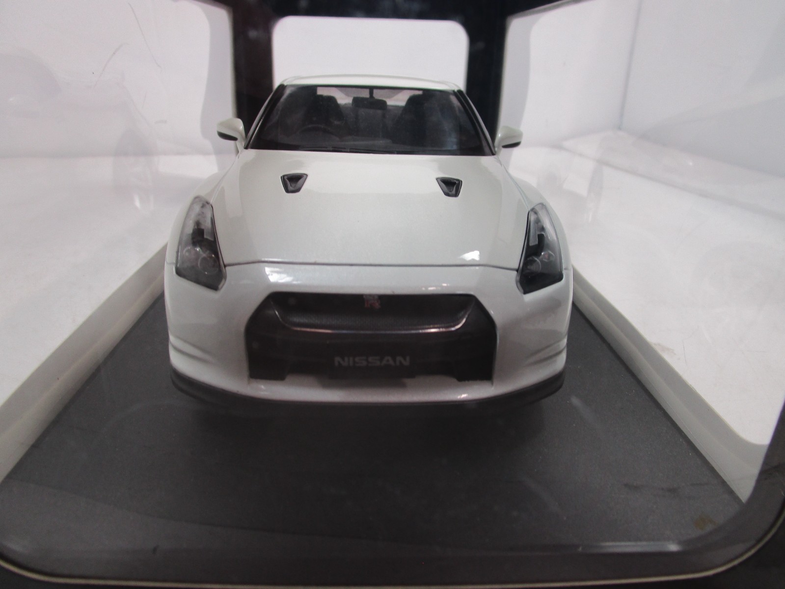 AUTOART 1/18 MILLENNIUM WHITE PEARL NISSAN GT-R *ISSUE* NOT PERFECT READ