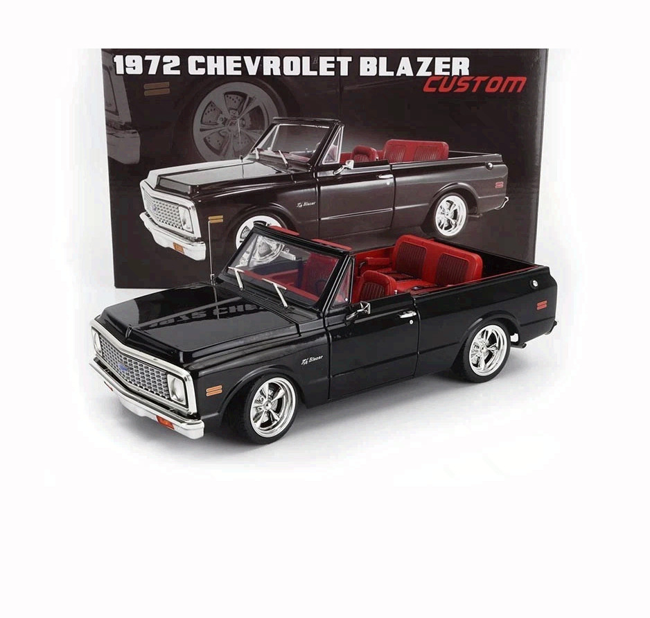 1972 CHEVROLET BLAZER 2WD CUSTOM BLACK & WHITE 1:18 SCALE