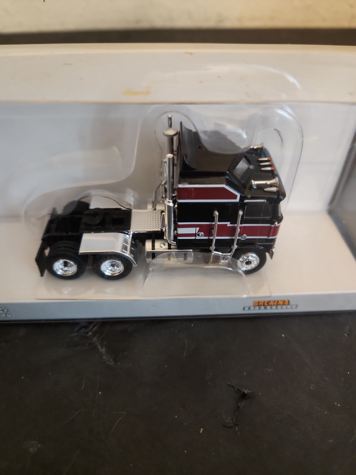 Brekina Automodelle 85726 1:87 1976 Kenworth K100 Aerodyne Sleeper Cab Black/Red