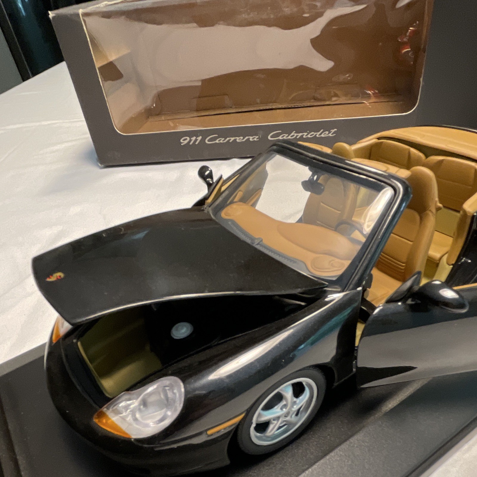 Porsche 1:18 911 Carrera Cabriolet 996 Diecast Car Black/Tan Opening Doors
