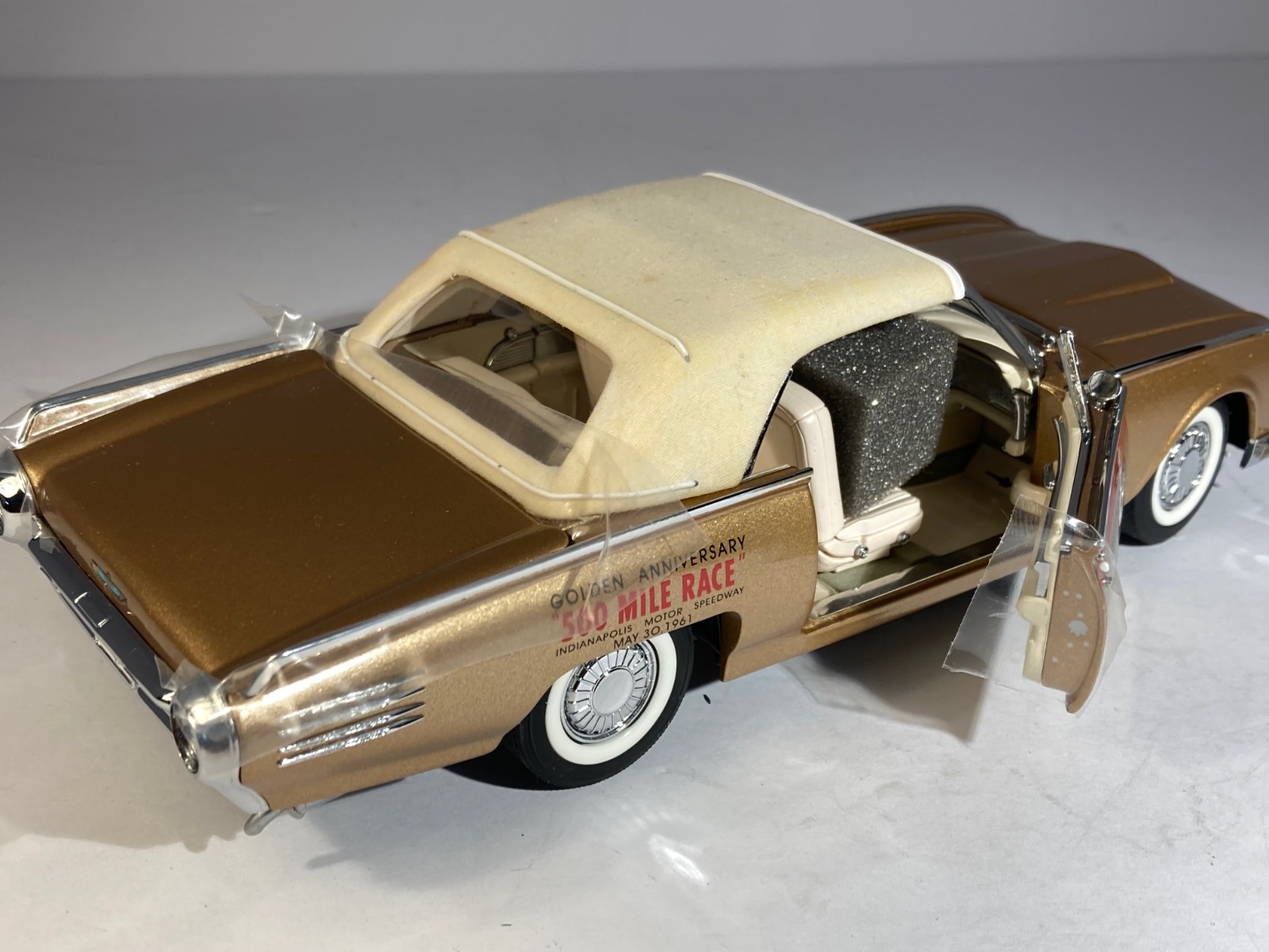 Danbury Mint 1:24 Ford Thunderbird Indy 500 Pace Car Diecast Gold