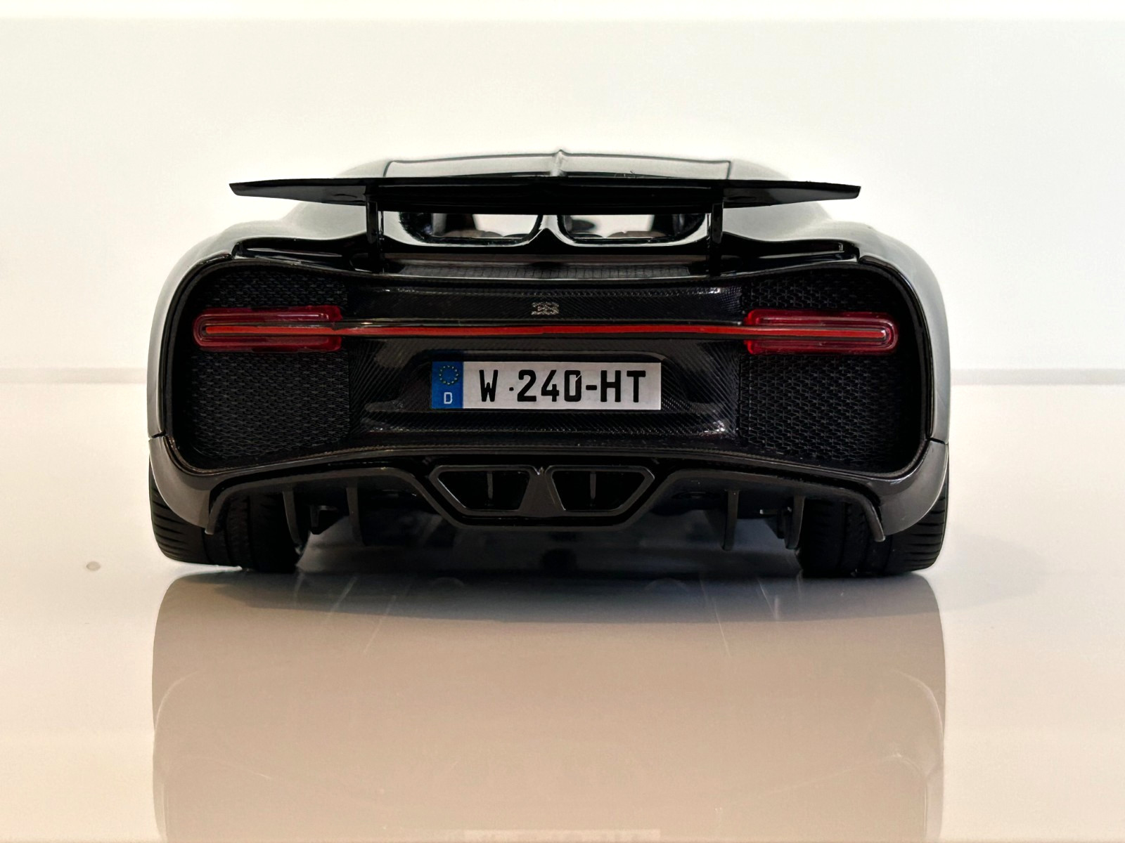 Bburago BUGATTI CHIRON Black Diecast Model Car 18-11040BK 1:18 Scale