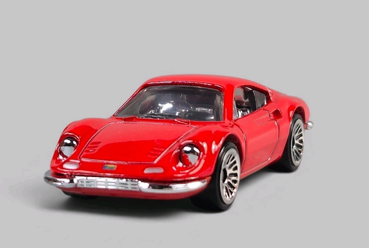 FERRARI DINO 206 GT Diorama Collectible DieCast Model Car 1:64 Red LOOSE